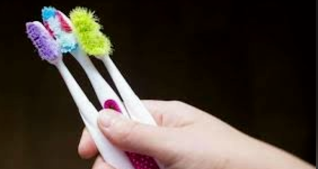 Diş Fırçanızı Ne Sıklıkta Değiştirmelisiniz: Sağlıklı Bir Gülümseme İçin Nihai Kılavuz 2 Diş Fırçanızı Ne Sıklıkta Değiştirmelisiniz